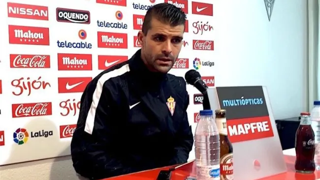 Iván 'Pichu' Cuéllar durante una conferencia de prensa del Sporting de Gijón