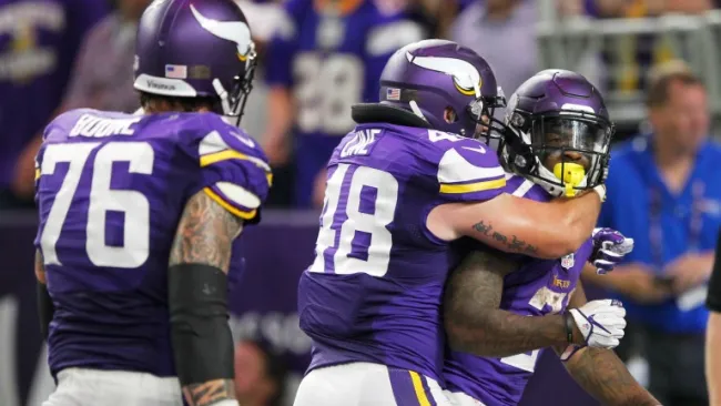 McKinnon y sus compañeros celebran un TD de los Vikingos