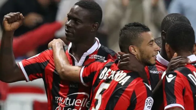 Balotelli celebra un gol con sus compañeros del Niza