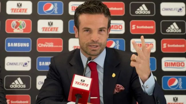 Rafa Puente Jr. en una conferencia de prensa como director operativo de Chivas, en 2014