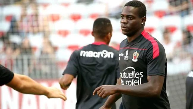 Mario Balotelli realiza el calentamiento previo al triunfo 2-1 del Niza frente al Lorient