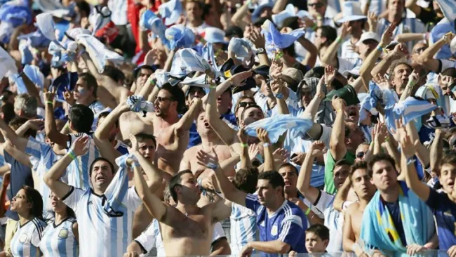 Aficionados argentinos cantan durante un juego de su selección en Brasil 2014