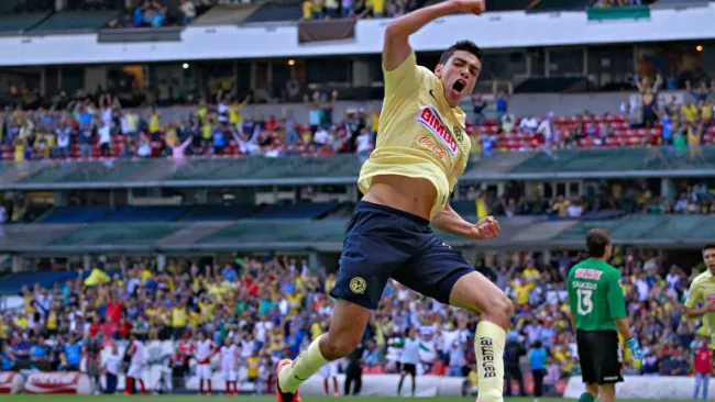 Raúl jiménez festeja una anotación con el América en el Azteca