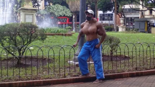'Hulk' visita los parques para exhibir sus músculos