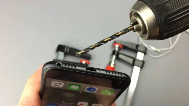 iPhone 7 es taladrado