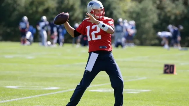 Brady prepara un lanzamiento en la práctica