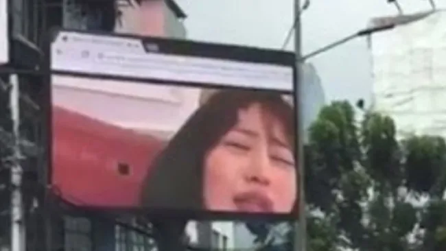 Filtran video sexual en valla publicitaria de Yakarta