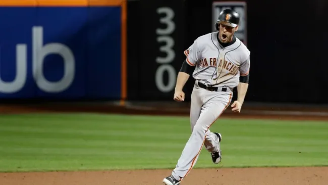Conor Gillaspie corre después del cuadrngular