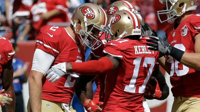 Blaine Gabbert y Jeremy Kerley festejan tras un TD