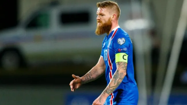 Aaron Gunnarson, capitán y símbolo de Islandia, durante el juego frente a Finlandia