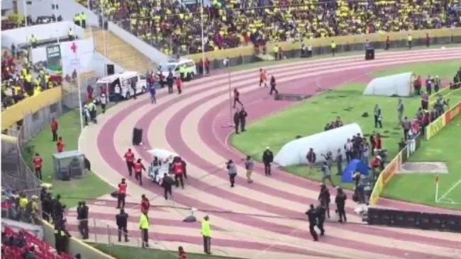 Enner Valencia deja el campo en el carrito médico y la policía lo persigue