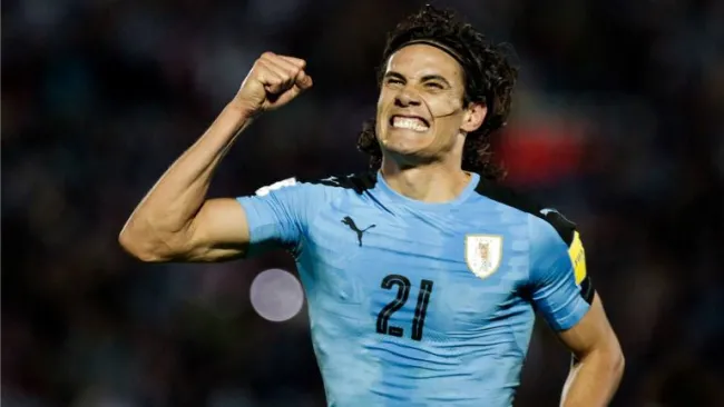 Edinson Cavani celebra su segundo gol en el 3-0 de Uruguay frente a Venezuela