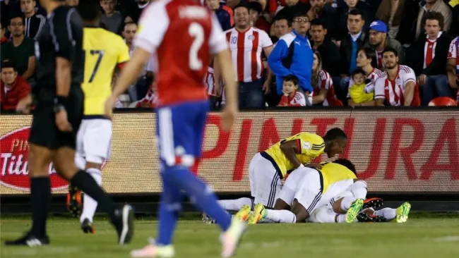 Cardona y sus compañeros celebran el gol agónico de Colombia frente a Paraguay