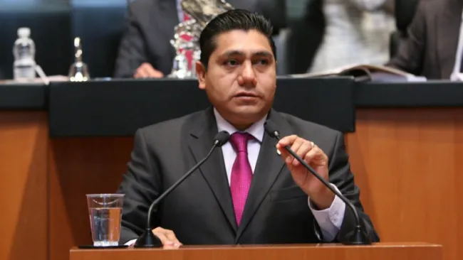 Jorge Luis Preciado habla en una sesión de la camara de senadores