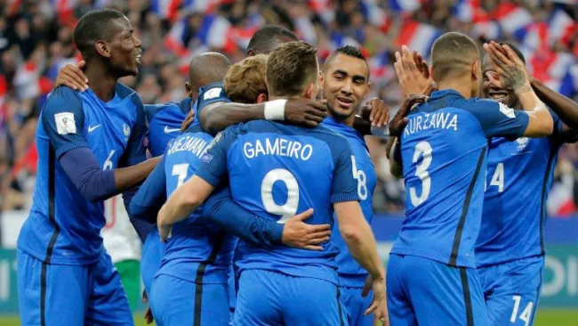 Jugadores de Francia celebran el último gol de Gameiro