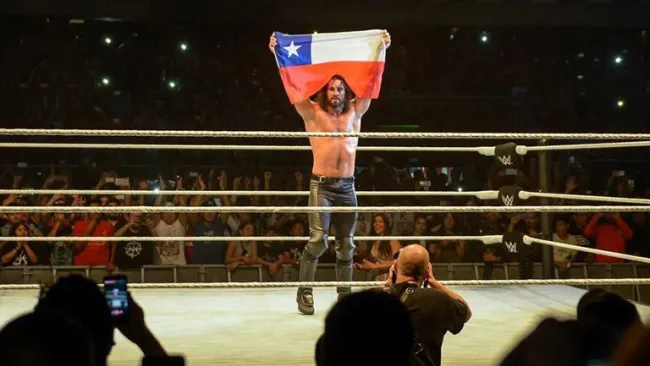Seth Rollins sostiene la bandera de Chile