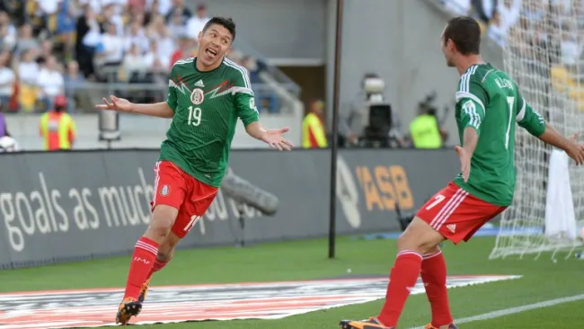 Oribe Peralta celebra uno de sus tres goles frente a Nueva Zelanda