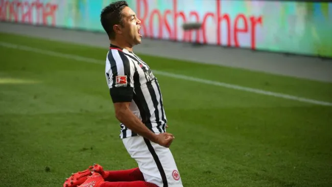 Marco Fabián festeja una anotación con el Eintracht Frankfurt