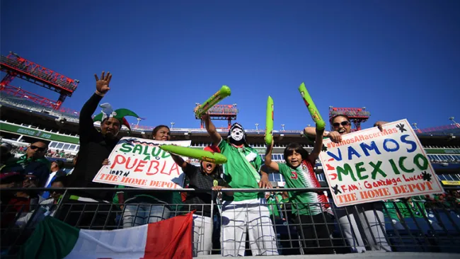 Aficionados al Tri en el Nissan Stadium