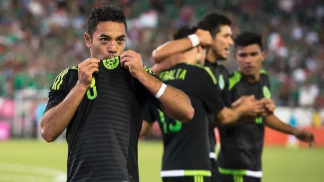 Marco Fabián festeja su gol con el Tri