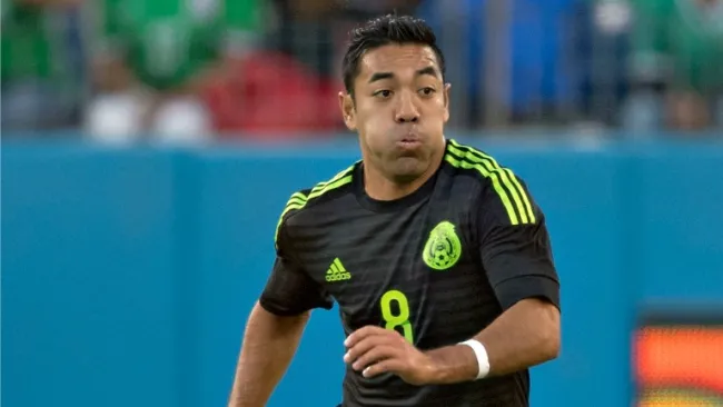 Marco Fabián durante un partido de México