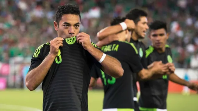Marco Fabián besa el escudo de la Selección tras anotar un gol