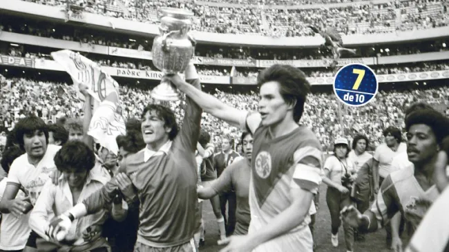 Alfredo Tena levanta un trofeo de Campeón del Club América