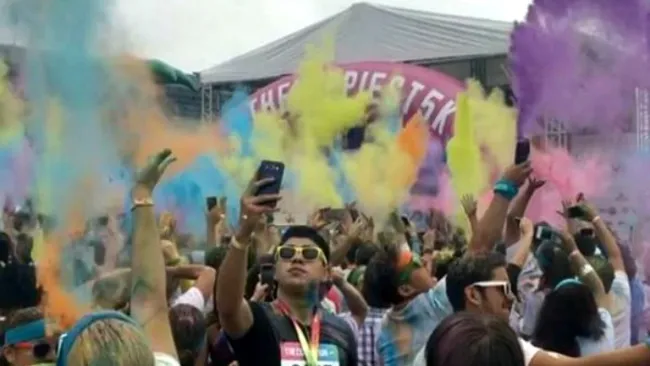 Participante se toma una selfie durante el evento