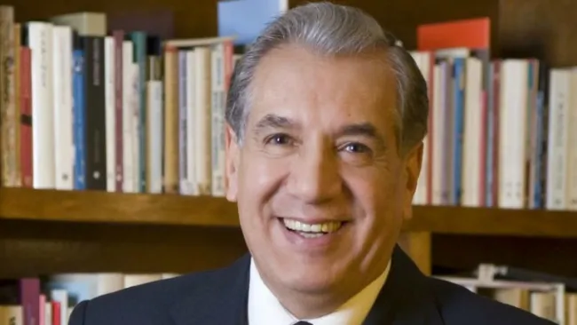 René Avilés Fabila, sonriente en su despacho