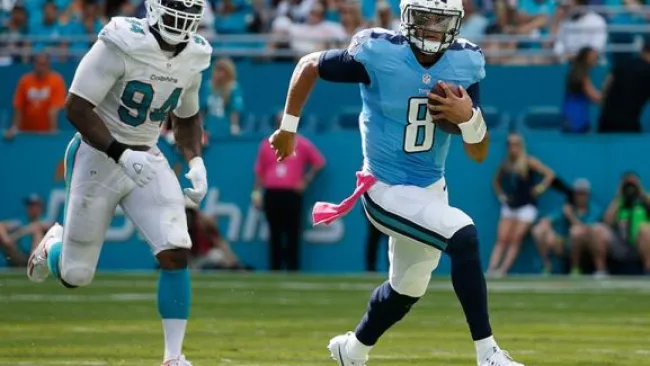 Marcus Mariota acarrea el ovoide en la victoria sobre Miami