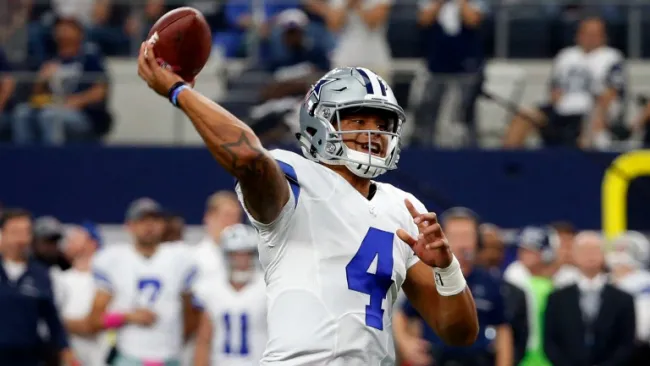 Momento en que Dak Prescott manda un pase de anotación