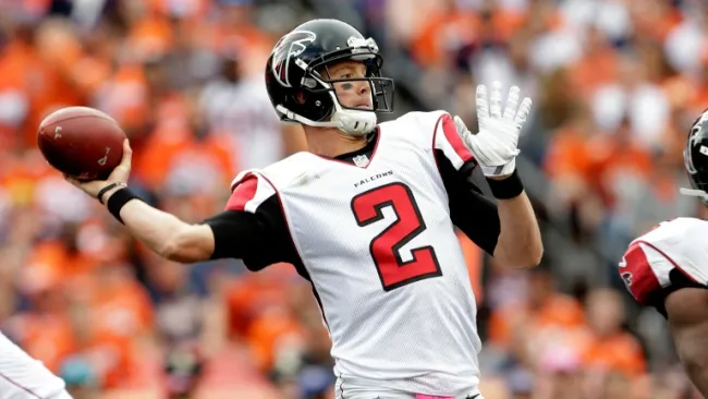Matt Ryan lanzando un pase en el duelo entre Atlanta y Denver
