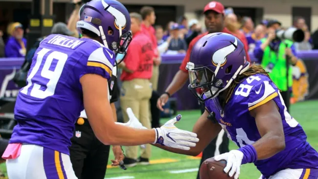 Patterson y Thielman se dan la mano tras anotar un TD