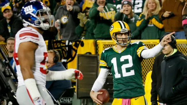 Aaron Rodgers durante el partido contra Gigantes