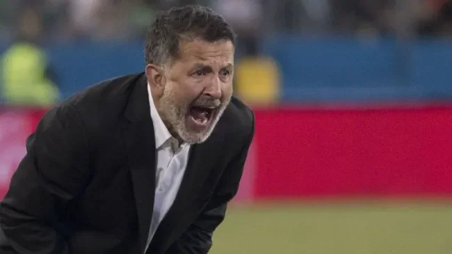 Juan Carlos Osorio da indicaciones a sus pupilos en el Tri