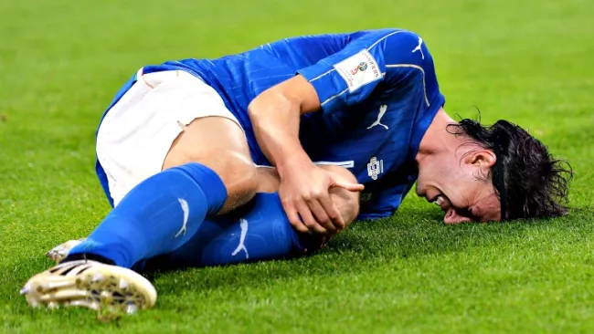 Montolivo queda tendido en el campo en el partido contra España