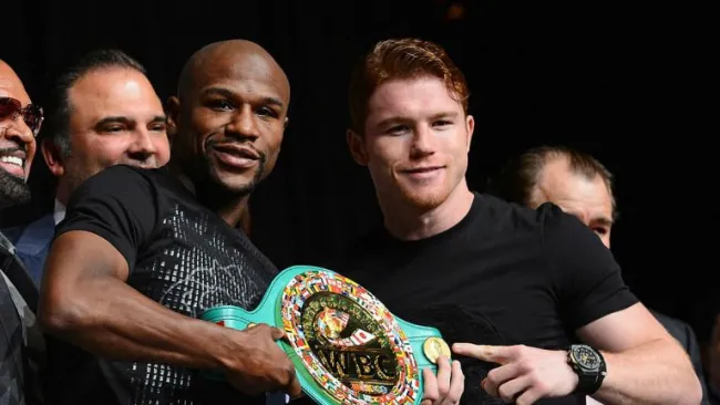 Canelo y Mayweather posan con el cinturón