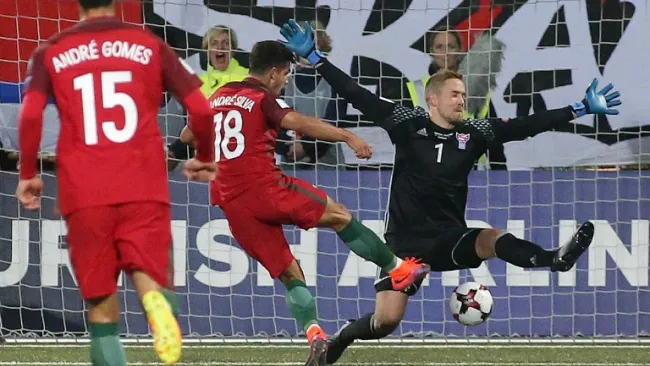 Andre Silva anota un gol ante el arquero Gunnar Nielsen de Islas Feroe