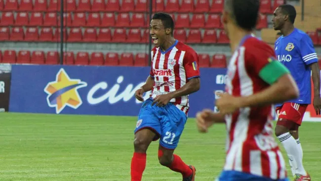 Luz Lorenzo Rodríguez celebra un gol con Estudiantes de Mérida
