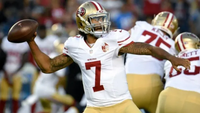 Colin Kaepernick justo antes de lanzar el pase