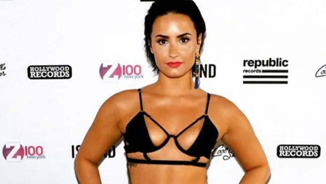 Demi Lovato posa sensual en una alfombra roja