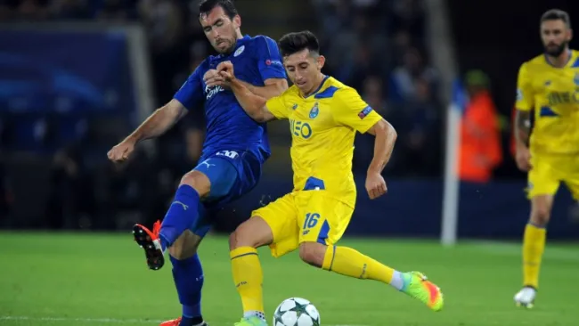 Héctor Herrera disputa un balón en Champions League