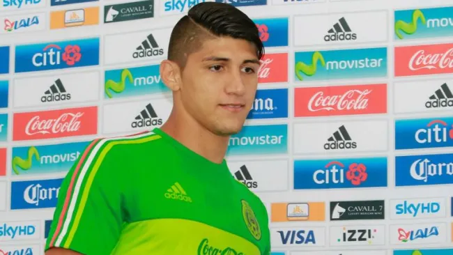 Alan Pulido en conferencia de prensa con el Tri