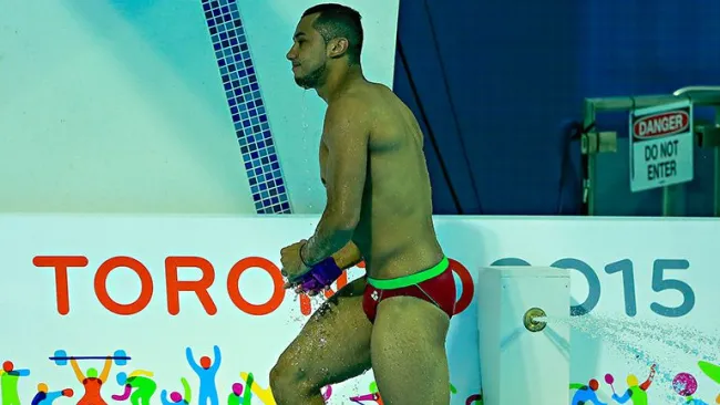 Jahir Ocampo sale de la alberca tras un clavado