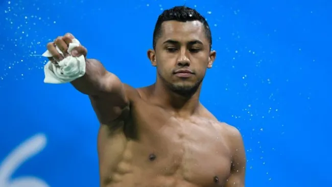 Jahir Ocampo exprime su toalla durante la compentencia de clavados en Río