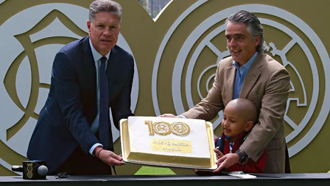 Peláez y Romano muestran el pastel de Centario