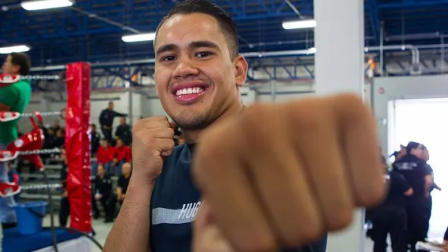 El Chino Rodríguez muestra el puño ante el lente de RÉCORD