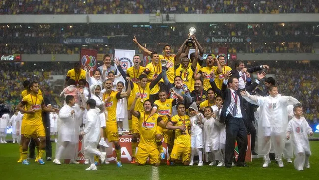 La plantilla del América levanta la copa del Clausura 2013
