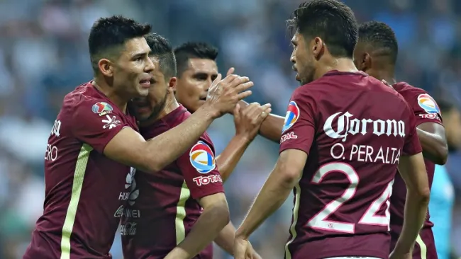 Jugadores del América festejan un tanto de Romero