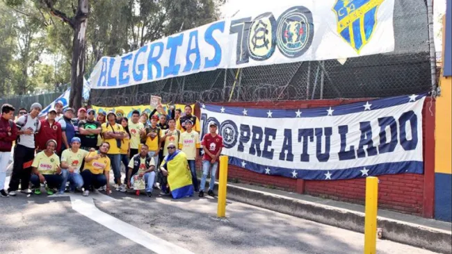 Barras del América dedicaron pancartas a su equipo